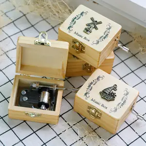 जन्मदिन का उपहार चीनी कारखाने थोक कस्टम नक्काशीदार मिनी लकड़ी के हाथ क्रैंक लकड़ी संगीत बॉक्स