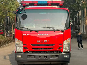Camion de pompiers avec réservoir d'eau de 4000 litres pour la lutte contre les incendies forestiers, camion de pompiers ISUZU 4x2, camion de pompiers d'aéroport - Product Image 2