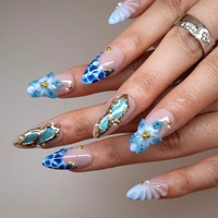 Kuku Akrilik 3D Motif Bunga Biru-Emas dengan Bingkai Logam Emas, Ujung Prancis, Mutiara, dan Glitter, Dapat Disesuaikan, Grosir