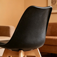 Chaise de salle à manger de style nordique en PP, chaise ergonomique avec pieds en bois massif, chaise d'appoint imperméable et résistante aux taches pour la maison et le bureau