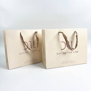 Bolsa de Papel de Lujo Biodegradable con Lámina Dorada para Empacar Ropa y Zapatos, Logotipo Personalizado con Asa de Cinta - Product Image 5