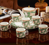 Service à thé floral vintage, motif feuilles vertes et fleurs roses avec bordure dorée, élégant ensemble théière et tasses en porcelaine fine pour le thé de l'après-midi