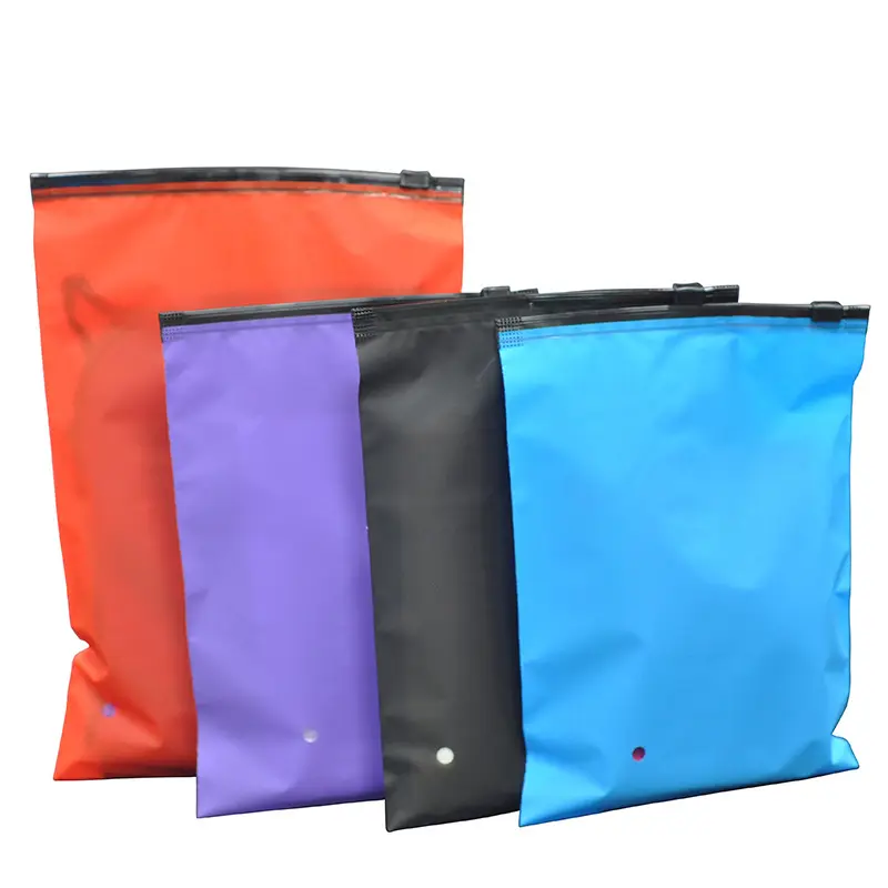2024 पैकेजिंग के लिए हॉट सेलिंग अनुकूलित काले कपड़े ज़िप लॉक पॉली बैग हुडी पाउच कस्टम लोगो मुद्रित जिपर प्लास्टिक बैग