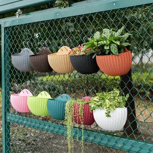 Jardinière suspendue semi-circulaire en plastique tressé imitation rotin pour jardin extérieur - Product Image 1