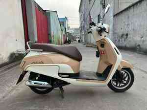 Moto d'occasion Honda Xiaola <span class=keywords><strong>125</strong></span> ABS, <span class=keywords><strong>scooter</strong></span> à essence monocylindre rétro refroidi par air avec CBS pour les trajets urbains - Product Image 4