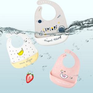 Bavoirs pour bébé personnalisés en gros, bavoirs d'alimentation imperméables pour bébé, bavoirs en silicone souple écologiques avec récupérateur de miettes - Product Image 2