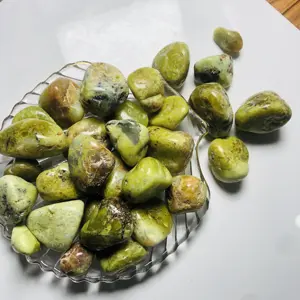 도매 고품질 자연 녹색 오팔 넘어진 돌 치유 풍수 크리스탈 텀블러 민속 공예