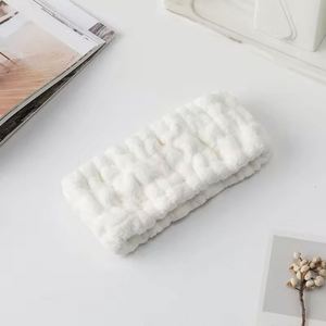 Set de Diadema 3 en 1 de Felpa Coral para Lavado Facial, Banda Suave y Absorbente para el Cabello con Muñequeras para el Sudor, Accesorios para Cuidado de la Piel, Yoga y Gimnasio para Mujer - Product Image 2