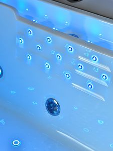 Bañera acrílica de lujo de estilo europeo con TV Baño de hidromasaje para 2 personas para hoteles Delantal blanco instalado - Product Image 6