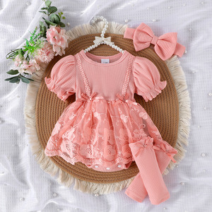 Set di Abbigliamento per Neonata 3 Pezzi con Body in Pizzo a Maniche Corte, Fascia per Capelli e Calzini - Product Image 1