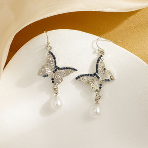 Encantadores pendientes <span class=keywords><strong>de</strong></span> gota <span class=keywords><strong>de</strong></span> mariposa chapados en plata <span class=keywords><strong>de</strong></span> aleación delicada, pendientes casuales diarios <span class=keywords><strong>de</strong></span> perlas <span class=keywords><strong>de</strong></span> cristal azul para mujeres jóvenes - Product Image 1