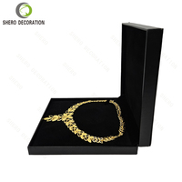 Boîte à bijoux carrée classique de luxe en cuir PU noir Shero, élégante et gravée, pour colliers, bagues, boucles d'oreilles - Design personnalisable