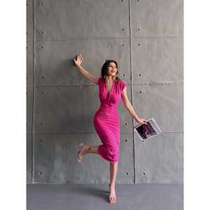 ชุดเดรสสีดำทรงเข้ารูป ดีไซน์จับจีบและคอวี เหมาะสำหรับใส่ในงานกลางคืน - Product Image 3