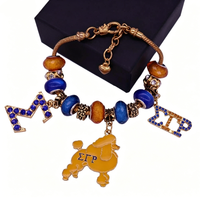 Bracelet ajustable en alliage avec breloques émaillées multicolores pour événements de sororité, idéal comme souvenir ou bijou de poignet.