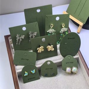 Individuell Bedruckte Dunkelgrüne Kunstpapier-Ohrring-Präsentationskarte in Angepasster Größe und Form für Juweliergeschäfte und Markenpromotion - Product Image 1