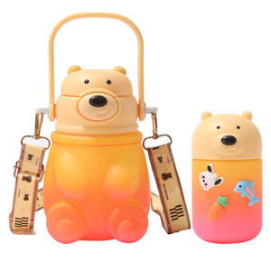 Juego de Botellas de <span class=keywords><strong>Agua</strong></span> de Plástico de Gran Capacidad de 2 Piezas con Diseño de Oso de Dibujos Animados en Color Degradado y Pegatinas 3D para Niños - Product Image 1