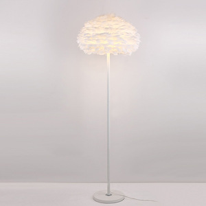 Lampe autoportante en plumes blanches, design moderne, style américain, luminaire décoratif d'intérieur, avec interrupteur marche/arrêt, idéal pour un salon - Product Image 3