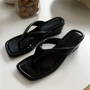 Nouvelles sandales d'été compensées à bout carré pour <span class=keywords><strong>femme</strong></span>, talons bas, pour l'extérieur, mode, tongs, dessus en PU patchwork - Product Image 4