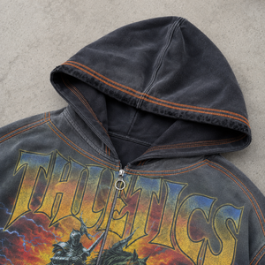 Sudadera con capucha y cremallera de algodón pesado, con estampado gráfico de fantasía épica y motivos de clubes deportivos, con lavado ácido y efecto desgastado, estilo streetwear vintage - Product Image 3