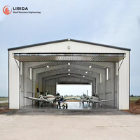 Kit de hangar métallique préfabriqué à grande portée pour l'entretien d'avions, construction facile sur site, panneaux de toiture étanches, capacité de charge élevée