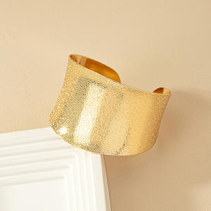 Bracelet manchette large martelé géométrique en acier inoxydable plaqué or 18 carats pour femme, style minimaliste et essentiel, vente en gros usine - Product Image 4