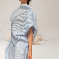Ensemble deux pièces chic et décontracté pour femme : haut plissé asymétrique à col montant et manches courtes, et jupe longue unie pour l'été