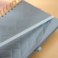 Carnet de notes spirale personnalisable en cuir PU avec anneaux dorés, motif chevron matelassé et sangle élastique