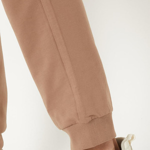 Pantalon de sport en coton doux pour homme, style actif, avec logo et design personnalisés, coupe jogger à revers élastiques. - Product Image 4