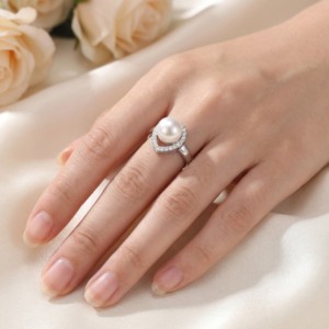 Bague en perles Halo d'inspiration cardiaque avec <span class=keywords><strong>bordure</strong></span> pavée de CZ, bijoux raffinés pour la femme moderne - Product Image 1