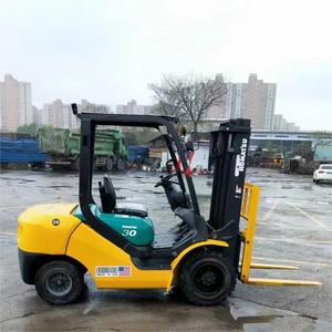 Chariots élévateurs Komatsu d'occasion japonais d'origine, 3 tonnes, modèle FD30, diesel, pneus pleins, déplaceur latéral hydraulique, prix bas, en stock - Product Image 2