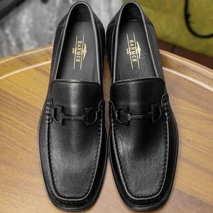 Sandales en cuir véritable faites à la main pour hommes, de qualité supérieure, à bout rond, avec boucle latérale, respirantes et antidérapantes, style décontracté et professionnel - Product Image 6