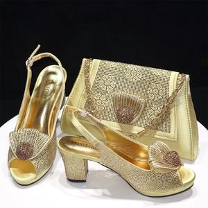 Ensemble de chaussures et sac pour femme, sandales à bout ouvert et pochette (souple) style italien, pour l'exportation - Product Image 4