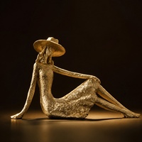 Figurine de femme assise en résine dorée avec chapeau à large bord, sculpture féminine moderne pour la décoration de salon, de bureau et d'étagère