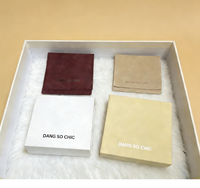 Collection d'emballages de bijoux blancs et bordeaux A1 avec boîte cadeau carrée, insert foncé et pochette à rabat pour cadeaux de boutique