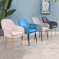 Chaise de salle à manger de luxe au design nordique du milieu du siècle, élégante table Sherpa marron tapissée avec du velours et du bois massif pour hôtels