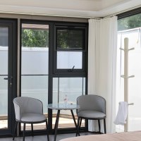 Pods de glamping de luxe avec fenêtre en verre et intérieur de cabane haut de gamme pour l'hébergement en capsule dans les complexes hôteliers de plage