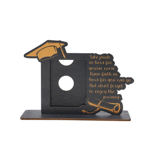 Cadre photo de portrait vertical en bois d'une seule pièce personnalisé Cadeau de fantaisie pour les diplômés pour les photos de fin d'études - Product Image 5