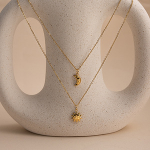 Collar con colgante de sol y luna, cadena de clavícula de doble capa de acero inoxidable de 18 quilates, joyería de regalo para uso diario - Product Image 4