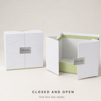 Boîte cadeau personnalisée à double ouverture avec texture ondulée et plaque nominative en métal