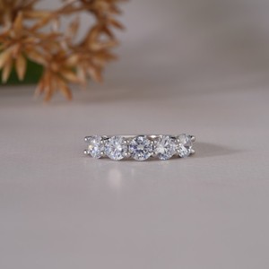 Anillo de eternidad con diamantes redondos en oro blanco en la mano de una mujer, joyería fina clásica de lujo, regalo de aniversario de bodas, primer plano - Product Image 1