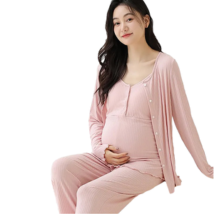 Set <span class=keywords><strong>Pigiama</strong></span> Comfort per <span class=keywords><strong>Gravidanza</strong></span>, Top a Maniche Lunghe con Scollo a V, Pantaloni e Canotta, Tre Pezzi per Allattamento e Relax - Product Image 1