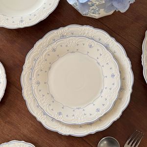 Juego <span class=keywords><strong>de</strong></span> <span class=keywords><strong>platos</strong></span> <span class=keywords><strong>de</strong></span> cena <span class=keywords><strong>de</strong></span> <span class=keywords><strong>porcelana</strong></span> <span class=keywords><strong>con</strong></span> estampado Floral azul Barroco europeo <span class=keywords><strong>con</strong></span> diseño <span class=keywords><strong>de</strong></span> encaje en relieve Juego <span class=keywords><strong>de</strong></span> taza y plato Vintage para boda - Product Image 3