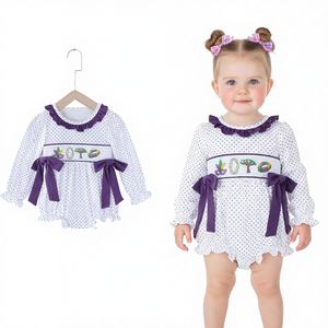 Abbigliamento Smock Personalizzato per Mardi Gras, Tutina per Bambina con Pois Viola e Fiocchi - Product Image 1