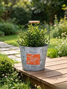 Pot en zinc Carol Wholesale de 7,5 pouces avec poignée en bois, style américain, imprimé « Hello Fall », pot à fleurs en métal galvanisé pour la maison, le jardin et l'intérieur - Product Image 2