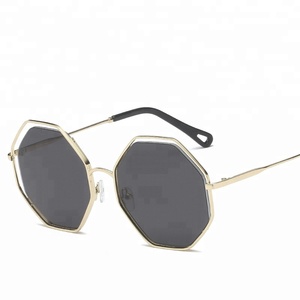 Lunettes de soleil à verres clairs de haute qualité, vente en gros, logo personnalisé, lunettes de soleil polarisées de luxe à la mode pour femmes - Product Image 1