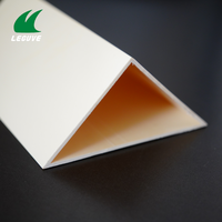 Profilé PVC rigide personnalisé en usine, couleur sur mesure, bande d'angle triangulaire creuse en plastique, résistante aux acides, écologique pour le béton