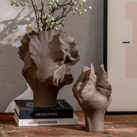 Vase en céramique taupe mat, forme sculpturale ondulée organique, décoration Wabi-Sabi pour les maisons modernes et les studios de design