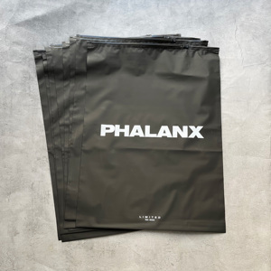 Sacs à fermeture éclair noirs avec logo personnalisé et impression blanche - Sacs en polyéthylène pour vêtements de sport et streetwear, fournitures d'emballage pour petites entreprises - Product Image 5