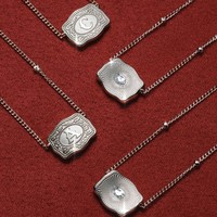 Carré Rétro Pendentif Colliers Lettre Initiale Pendentifs Collier Motifs En Relief En Acier Inoxydable Alphabet Collier pour Femmes