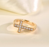 Bague en or 18 carats artisanale avec un design linéaire et un motif serti de diamants étincelants, une pièce élégante reflétant la sophistication